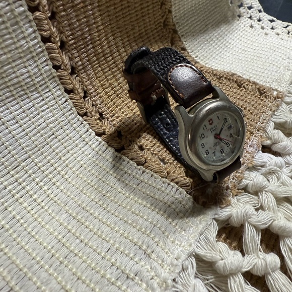 Vintage Swiss Army quartz watch - Picture 2 of 4